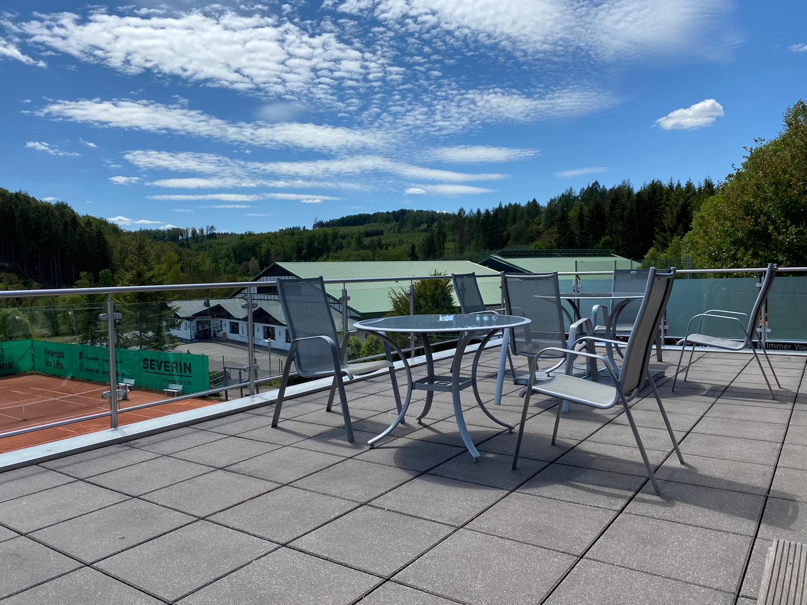 Die Sonnenterrasse mit Aussicht auf die Plätze